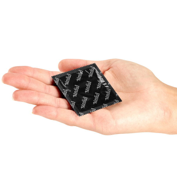 Sinful Ribs & Dots Kondomer 10 st Produktbild i hand 50