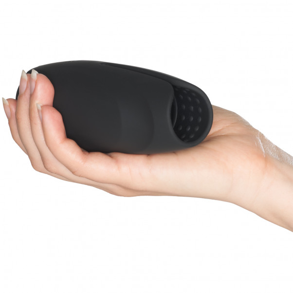 Mr. Membr Intense Texture Penisvibrator Produktbild i hand 50