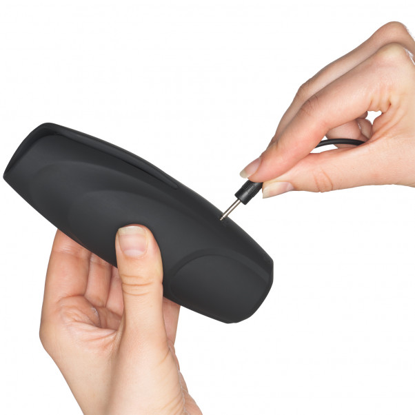 Mr. Membr Intense Texture Penisvibrator Produktbild i hand 51