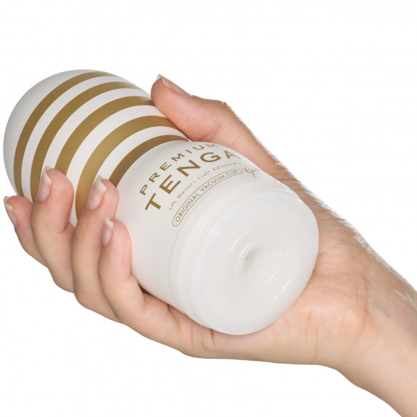 TENGA Premium Original Gentle Vacuum Cup Produktbild i hand 50