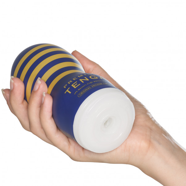 TENGA Premium Original Vacuum Cup Produktbild i hand 50