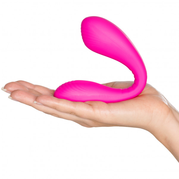 Lovense Quake Appstyrd Dubbelvibrator Produktbild i hand 50