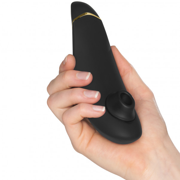 Womanizer Premium 2 Lufttrycks­vibrator Produktbild i hand 51