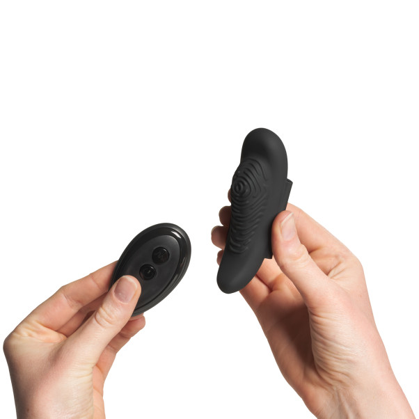 GoGasm Fjärrstyrd Trosvibrator Produktbild i hand 51