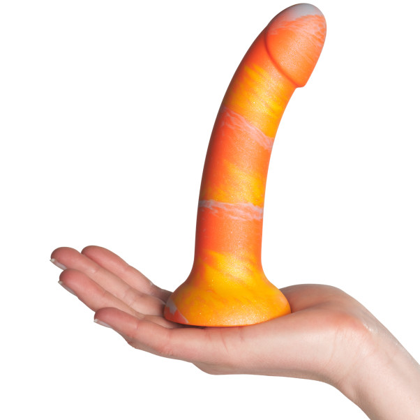 baseks Orange Sunset Silikondildo 18 cm Produktbild i hand 50