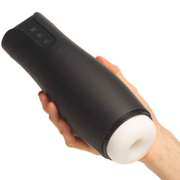 Sinful Automatic Suction Masturbationsmaskin Produktbild i hand 50