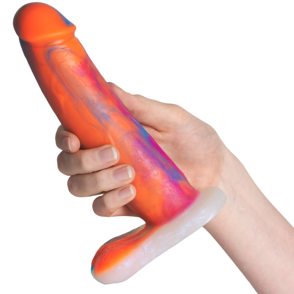 Vixen Creations Bandit Tie-Bright VixSkin Dildo 20,5 cm Produktbild i hand 50
