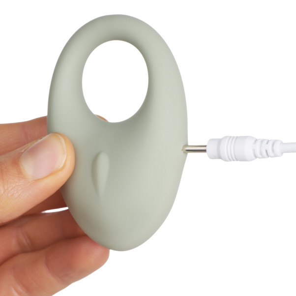 Amaysin Soft Luxy Vibrerande Love Ring Produktbild i hand 51