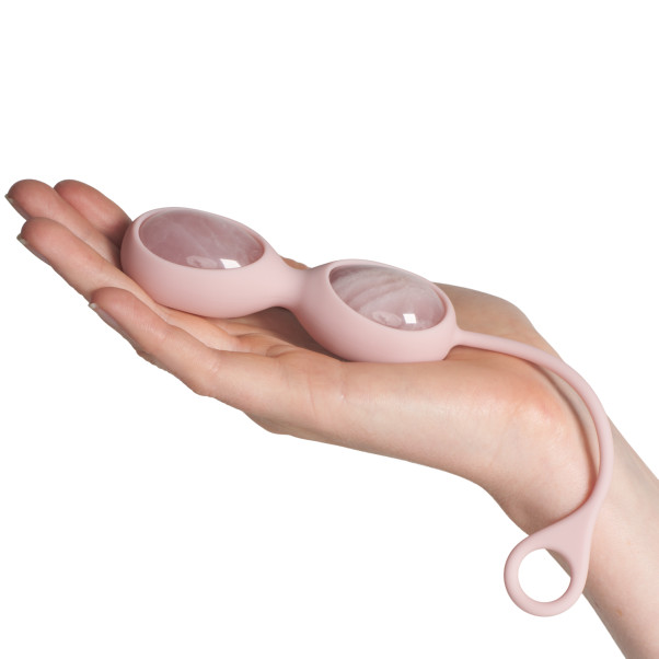Le Wand Yoni Rosenkvarts Dubbla Knipkulor Produktbild i hand 50