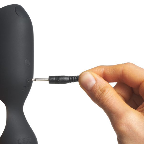 MR.MEMBR Wearable Hands-off Penisvibrator Produktbild i hand 51