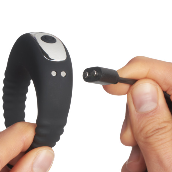 MR.MEMBR Dubbel Vibrerande Penisring Produktbild i hand 51