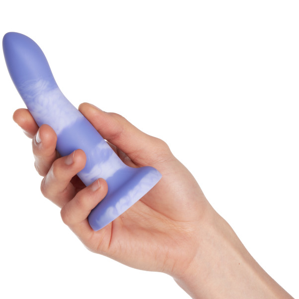 Sinful Space Very Peri Dildo 13,5 cm Produktbild i hand 50