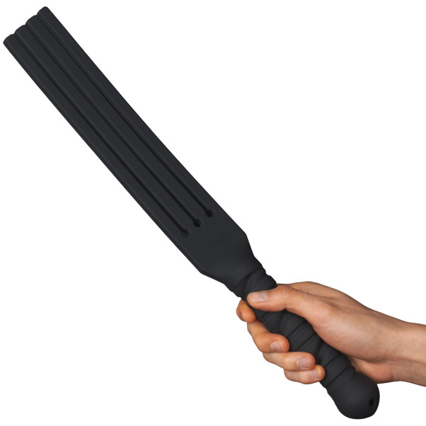 Tantus Tawse It Overboard Silikon Paddle 43 cm Produktbild i hand 50