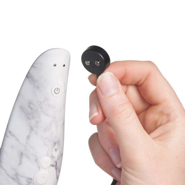 Womanizer Marilyn Monroe Special Edition Lufttrycks­vibrator Produktbild i hand 51