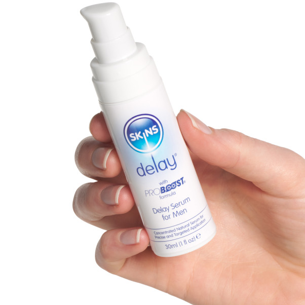 Skins Natural Delay Vattenbaserat Fördröjningsserum 30 ml Produktbild i hand 51