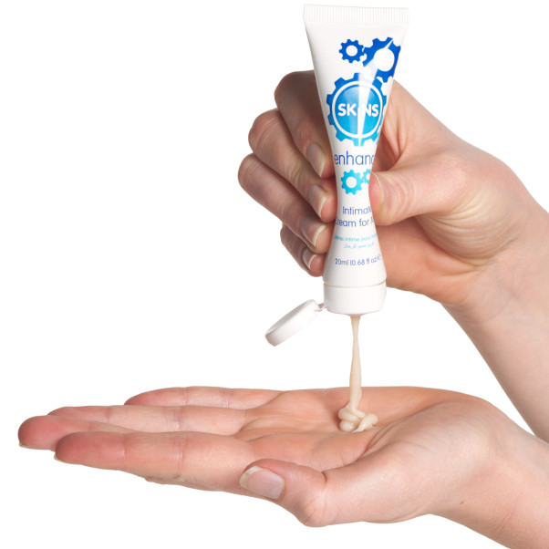 Skins Enhance Vattenbaserad Intimkräm 20 ml Produktbild i hand 52