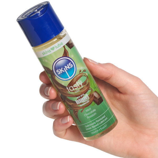 Skins Mint Chocolate Passion Vattenbaserat Glidmedel 130 ml Produktbild i hand 50