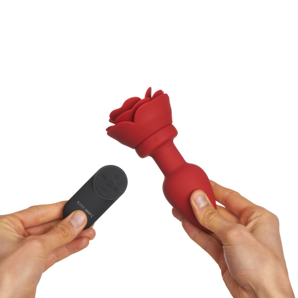 Booty Sparks Large Rose Vibrerande Analplugg Produktbild i hand 51