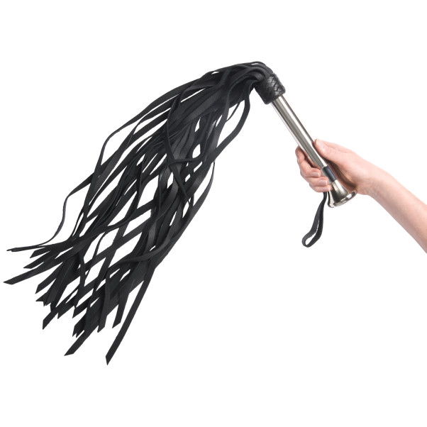 Zado Broad Läder Flogger med Stålhandtag 55 cm Produktbild i hand 50