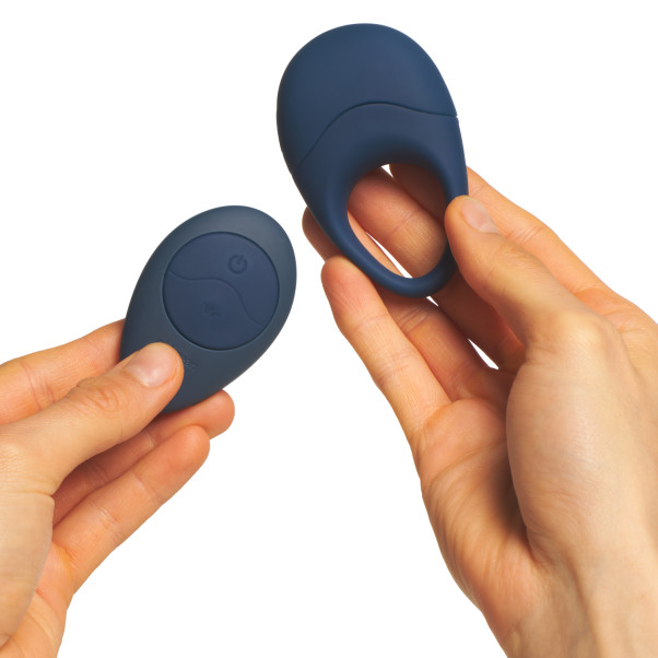 ohhcean OBP-06 Penisring med Fjärrkontroll Produktbild i hand 51