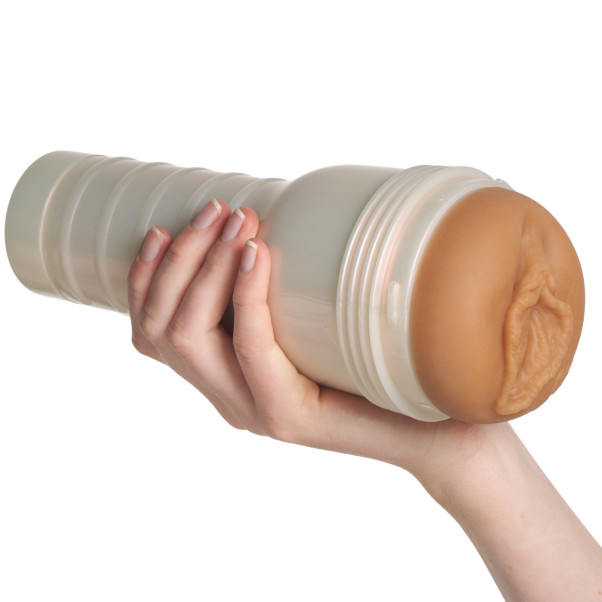 Fleshlight Girls Eliza Ibarra Vagina Produktbild i hand 50