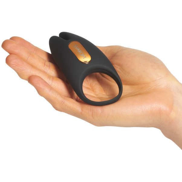 Svakom Winni 2 Fjärrstyrd Penisring Produktbild i hand 50