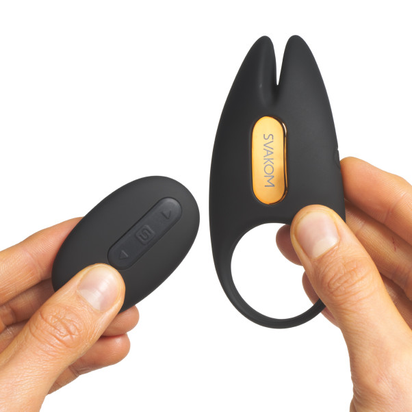 Svakom Winni 2 Fjärrstyrd Penisring Produktbild i hand 51