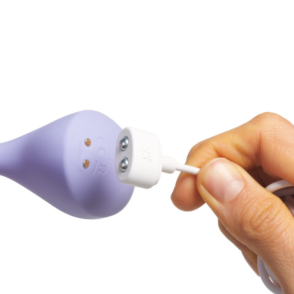 Satisfyer Sweet Seal Vibrerande Analplugg Produktbild i hand 51