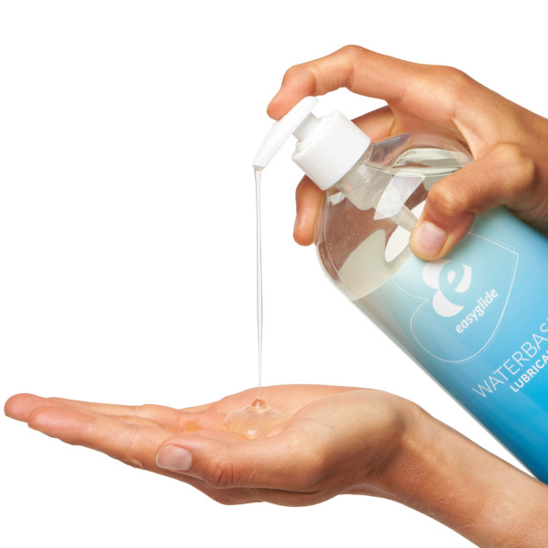 EasyGlide Vattenbaserat Glidmedel 1000 ml Produktbild i hand 51