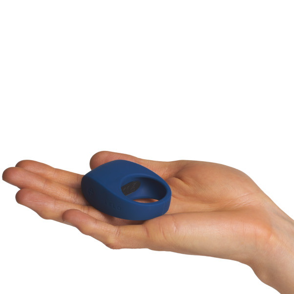 LELO Tor 3 Vibrerande Penisring Produktbild i hand 50