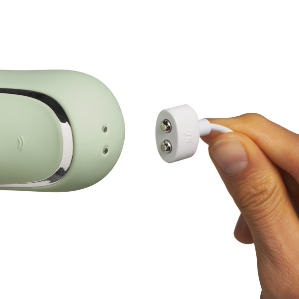 Satisfyer Pro to Go 2 Lufttrycksvibrator Produktbild i hand 51