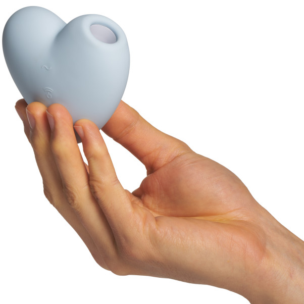 Satisfyer Cutie Heart Lufttrycksvibrator Blå Produktbild i hand 50