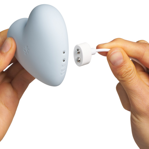 Satisfyer Cutie Heart Lufttrycksvibrator Blå Produktbild i hand 51