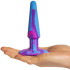 A-Play Groovy Berry Analplugg 12,8 cm Produktbild i hand 50