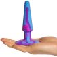 A-Play Groovy Berry Analplugg 12,8 cm Produktbild i hand 50